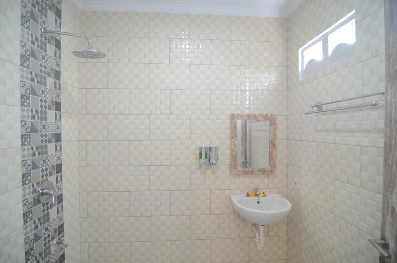 Kusuma Guesthouse 2 Canggu Esterno foto